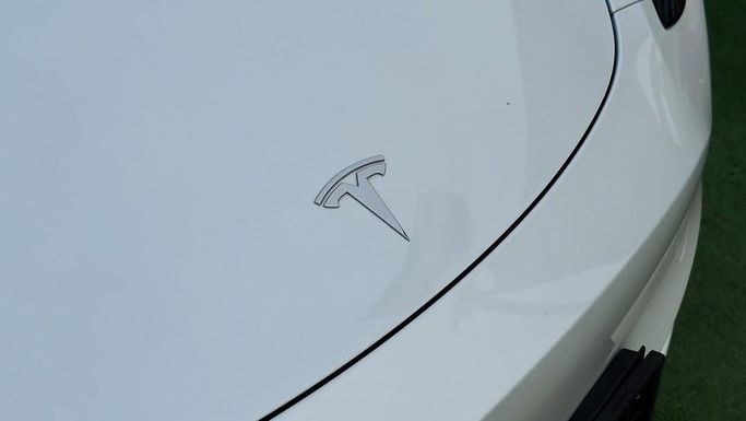 Used Tesla Model Y I, 2023 in Sharjah by Badar Used Cars, White color.  | AUTO.AE