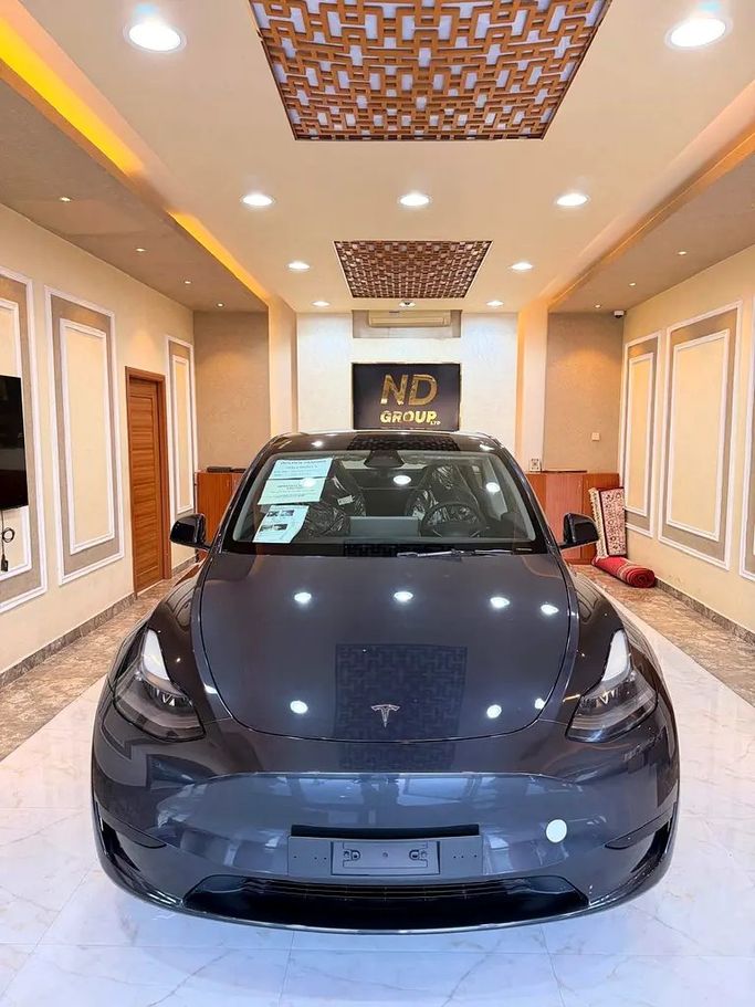 جديدة ⁦Tesla Model Y Standart I، 2024⁩ في في الإمارات, الشارقة من Khat Al Khaleej Used Cars، اللون رمادي. المواصفات الكورية | AUTO.AE | إعلان #285906