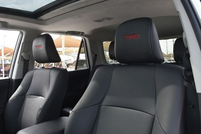 Подержанный Toyota 4Runner V Рестайлинг, 4.0 л, 2023 в Шардже от Alfaris Used Cars Белый цвет. Other | AUTO.AE