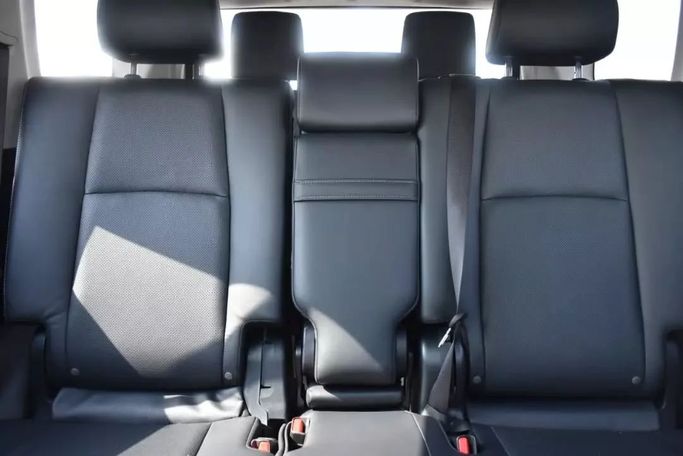 Used Toyota 4Runner V Facelift, 4.0 l, 2019 in Sharjah by Alfaris Used Cars, White color. Other | AUTO.AE