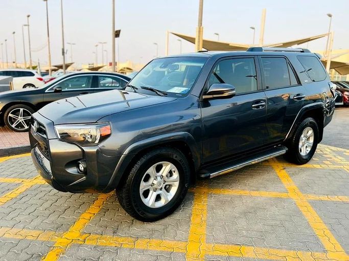 Подержанный Toyota 4Runner V Рестайлинг, 4.0 л, 2021 в Шардже от Karkuk Used Cars Серый цвет. Американская | AUTO.AE