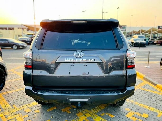 Подержанный Toyota 4Runner V Рестайлинг, 4.0 л, 2021 в Шардже от Karkuk Used Cars Серый цвет. Американская | AUTO.AE