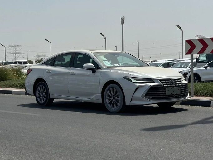 Новый Toyota Avalon V, 2.5 л, 2025 в Шардже от Alfaris Used Cars Белый цвет.  | AUTO.AE