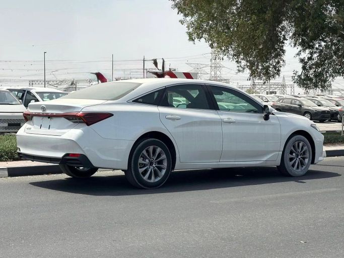 Новый Toyota Avalon V, 2.5 л, 2025 в Шардже от Alfaris Used Cars Белый цвет.  | AUTO.AE