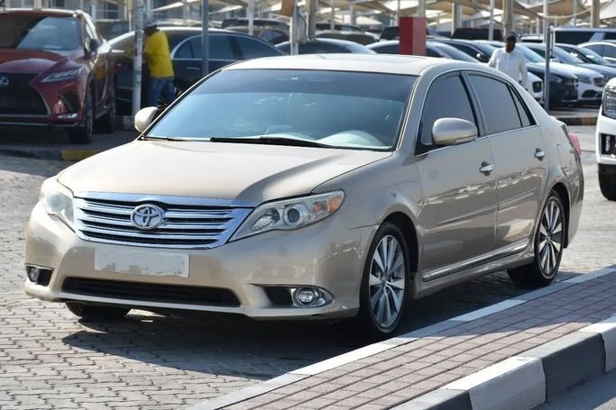 Подержанный Toyota Avalon III Рестайлинг 2, 3.5 л, 2011 в Шардже от Alfaris Used Cars Золотистый цвет. Other | AUTO.AE