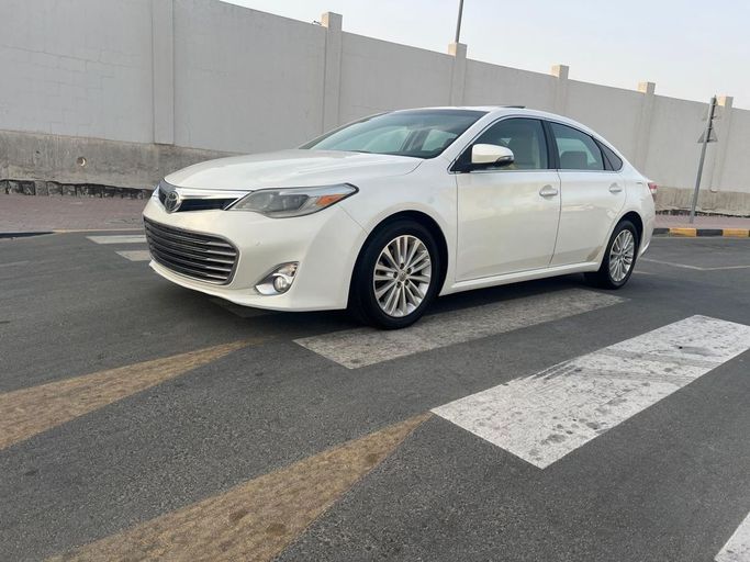 Used Toyota Avalon IV, 3.5 l, 2013 in Sharjah by Laqtah Used Cars, White color. GCC Specs | AUTO.AE