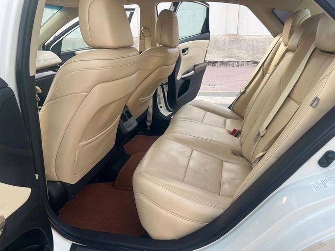 Used Toyota Avalon IV, 3.5 l, 2013 in Sharjah by Laqtah Used Cars, White color. GCC Specs | AUTO.AE