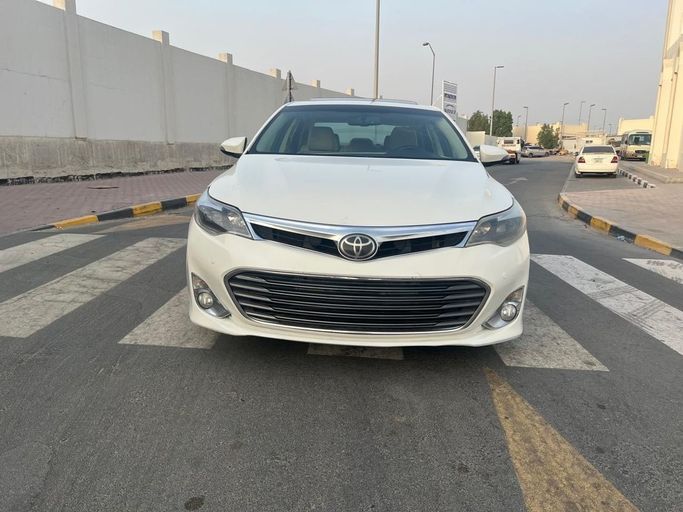 Used Toyota Avalon IV, 3.5 l, 2013 in Sharjah by Laqtah Used Cars, White color. GCC Specs | AUTO.AE