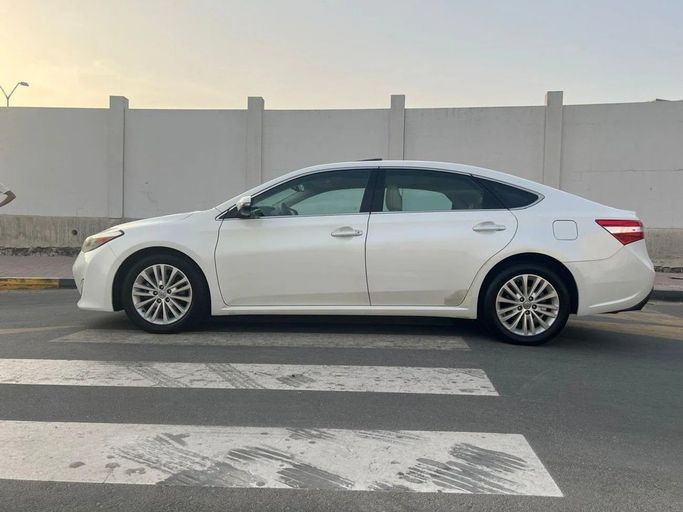 Used Toyota Avalon IV, 3.5 l, 2013 in Sharjah by Laqtah Used Cars, White color. GCC Specs | AUTO.AE