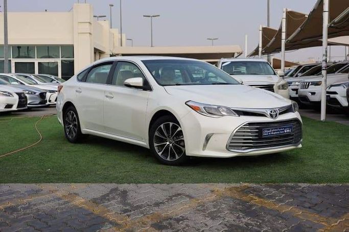 Подержанный Toyota Avalon IV Рестайлинг, 3.5 л, 2017 в Шардже от OMC Used Cars Белый цвет. GCC | AUTO.AE
