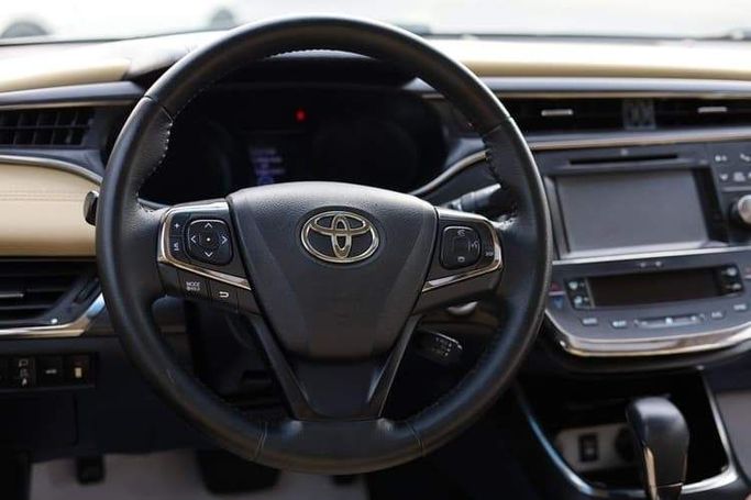 Подержанный Toyota Avalon IV Рестайлинг, 3.5 л, 2017 в Шардже от OMC Used Cars Белый цвет. GCC | AUTO.AE