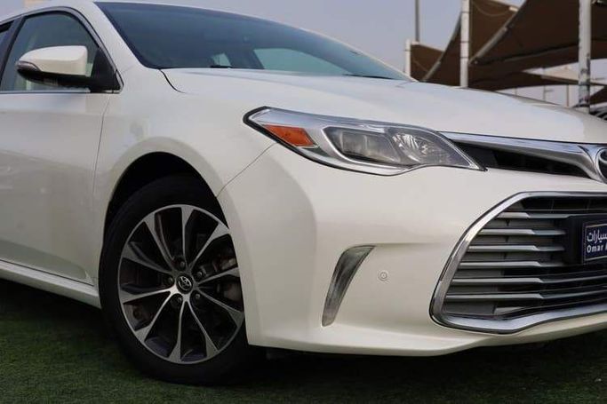 Подержанный Toyota Avalon IV Рестайлинг, 3.5 л, 2017 в Шардже от OMC Used Cars Белый цвет. GCC | AUTO.AE