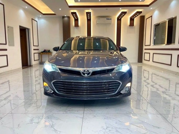 Used Toyota Avalon IV, 3.5 l, 2014 in Sharjah by Rebou Alfakhama, Violet color. American Specs | AUTO.AE