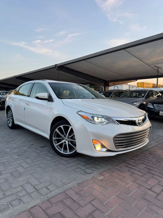 Подержанный Toyota Avalon IV Рестайлинг, 3.5 л, 2015 в Шардже от Al Tasamuh Used Cars Белый цвет. Американская | AUTO.AE