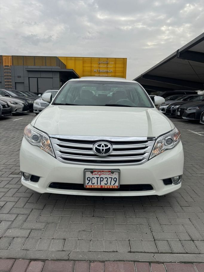 Подержанный Toyota Avalon III Рестайлинг 2, 3.5 л, 2011 в Шардже от Al Tasamuh Used Cars Белый цвет.  | AUTO.AE