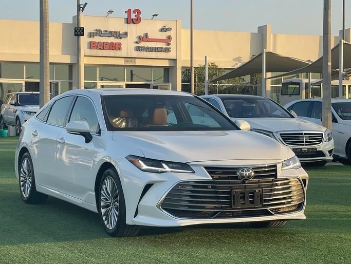 Used Toyota Avalon V, 2.5 l, 2019 in Sharjah by Badar Used Cars, White color.  | AUTO.AE