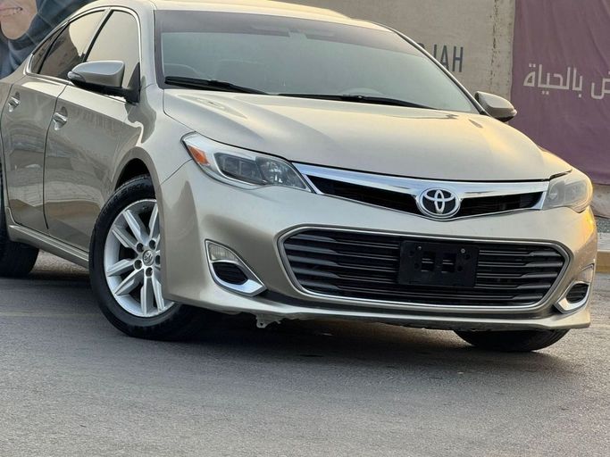 Подержанный Toyota Avalon IV, 3.5 л, 2014 в Шардже от Al Fareed Used Cars Светло-коричневый цвет. Американская | AUTO.AE