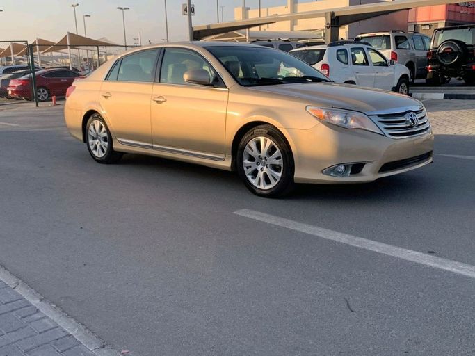 Подержанный Toyota Avalon III Рестайлинг 2, 3.5 л, 2011 в Шардже от Al Najem Used Cars Золотистый цвет. Американская | AUTO.AE