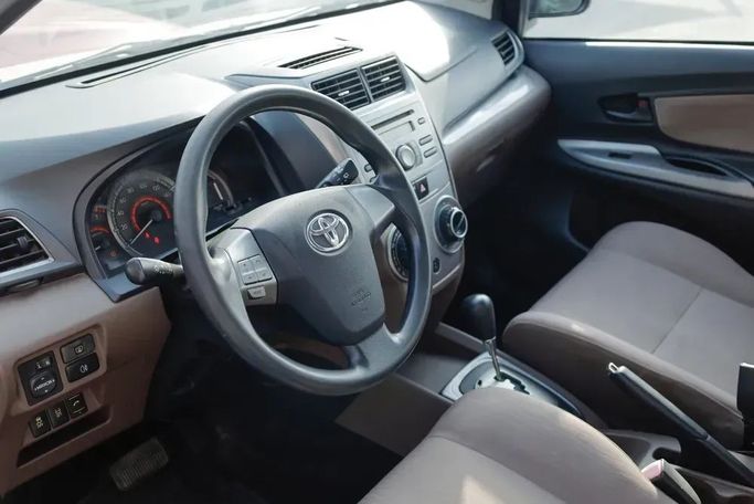 Подержанный Toyota Avanza II, 1.5 л, 2019 в Шардже от Qasr Al Furqan Used Cars Белый цвет. GCC | AUTO.AE