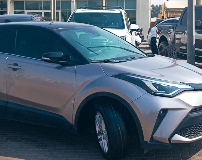 Подержанный Toyota C-HR I Рестайлинг, 1.2 л, 2021 в Шардже от Mohammad Al Hamadani Used Cars Коричневый цвет. Японская | AUTO.AE