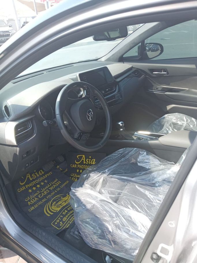 Подержанный Toyota C-HR I Рестайлинг, 1.2 л, 2021 в Шардже от Mohammad Al Hamadani Used Cars Коричневый цвет. Японская | AUTO.AE