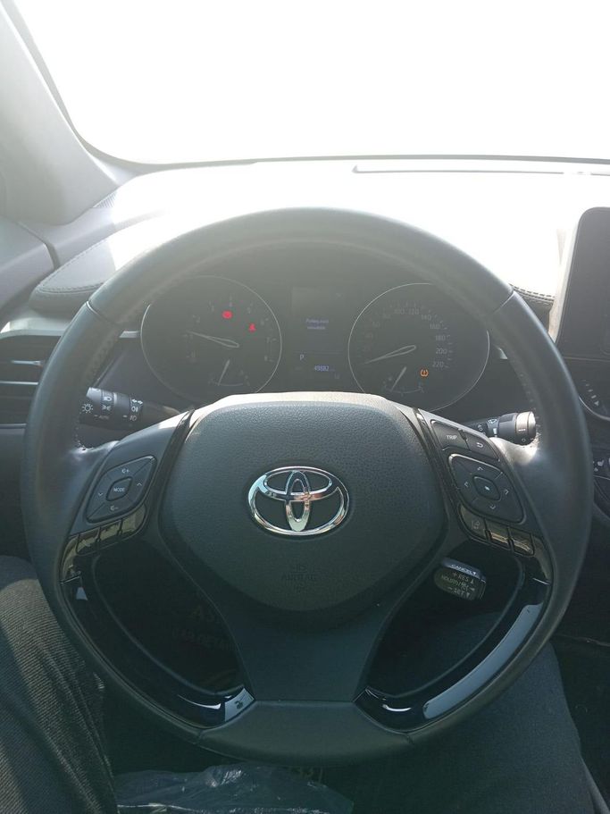 Подержанный Toyota C-HR I Рестайлинг, 1.2 л, 2021 в Шардже от Mohammad Al Hamadani Used Cars Коричневый цвет. Японская | AUTO.AE