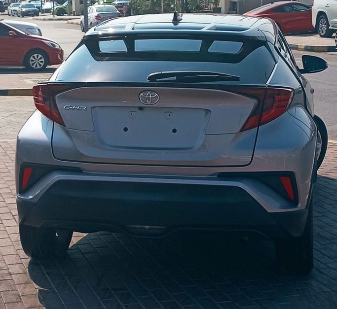 Подержанный Toyota C-HR I Рестайлинг, 1.2 л, 2021 в Шардже от Mohammad Al Hamadani Used Cars Коричневый цвет. Японская | AUTO.AE
