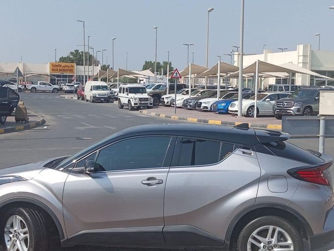 Подержанный Toyota C-HR I Рестайлинг, 1.2 л, 2021 в Шардже от Mohammad Al Hamadani Used Cars Коричневый цвет. Японская | AUTO.AE