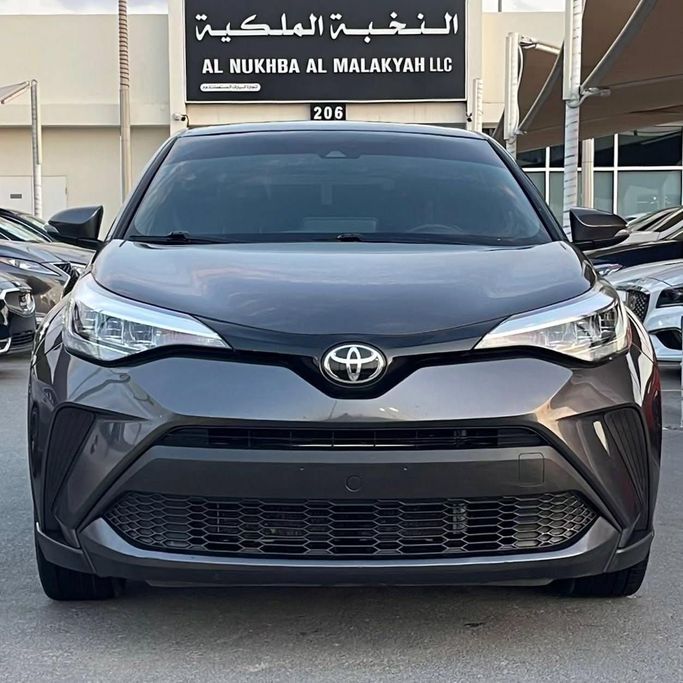 Подержанный Toyota C-HR I Рестайлинг, 2.0 л, 2021 в Шардже от Al Nukhba Al Malakyah Used Cars Серый цвет. Американская | AUTO.AE