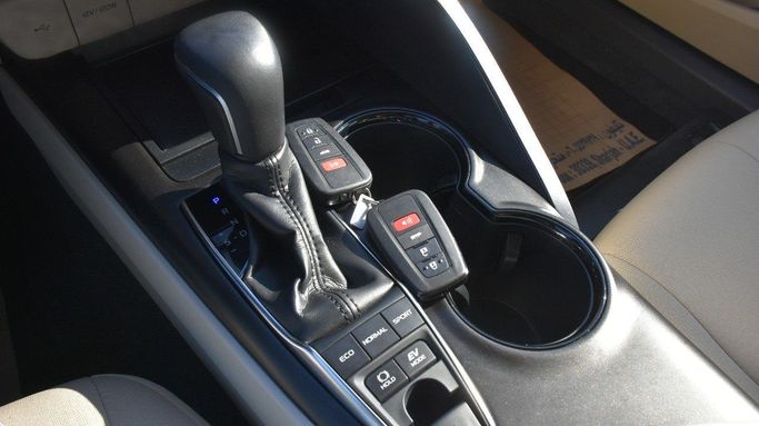 Подержанный Toyota Camry IX (XV80) China Market, 2.0 л, 2023 в Шардже от Alfaris Used Cars Белый цвет.  | AUTO.AE