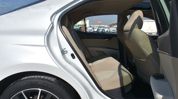 Подержанный Toyota Camry IX (XV80) China Market, 2.0 л, 2023 в Шардже от Alfaris Used Cars Белый цвет.  | AUTO.AE