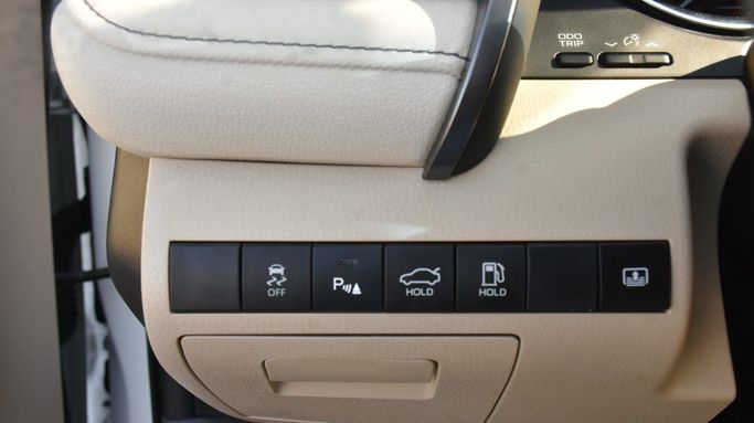 Подержанный Toyota Camry IX (XV80) China Market, 2.0 л, 2023 в Шардже от Alfaris Used Cars Белый цвет.  | AUTO.AE