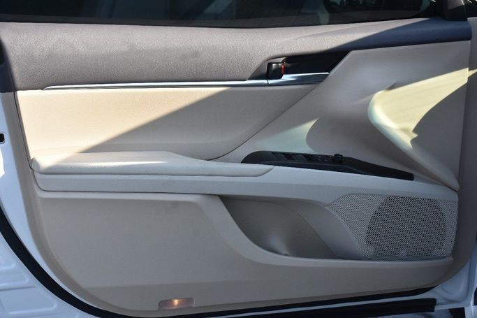 Подержанный Toyota Camry IX (XV80), 2.5 л, 2024 в Шардже от Alfaris Used Cars Белый цвет.  | AUTO.AE