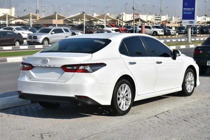 Подержанный Toyota Camry IX (XV80), 2.5 л, 2024 в Шардже от Alfaris Used Cars Белый цвет.  | AUTO.AE