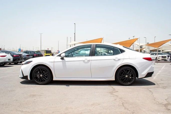 مستعملة Toyota Camry التاسع (XV80), 2.5 l, 2025 في في الشارقة من Istanbul Elite Used Cars، اللون أبيض. المواصفات الأمريكية | AUTO.AE