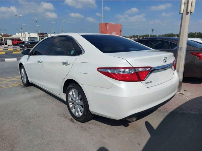 Подержанный Toyota Camry VII (XV50) Рестайлинг 2, 2.0 л, 2017 в Шардже от Alhamoor Used Cars Белый цвет. GCC | AUTO.AE
