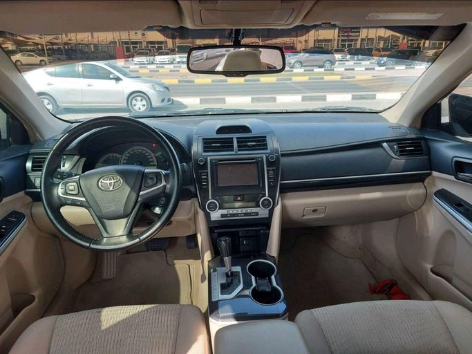 Подержанный Toyota Camry VII (XV50) Рестайлинг 2, 2.0 л, 2017 в Шардже от Alhamoor Used Cars Белый цвет. GCC | AUTO.AE