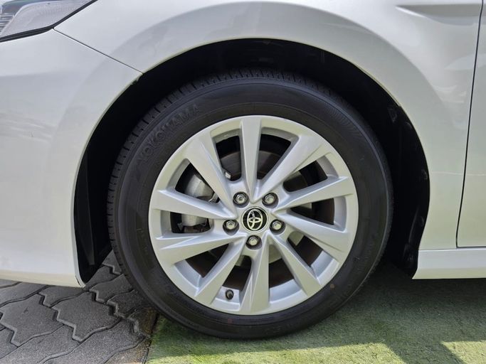Used Toyota Camry VIII (XV70) Facelift, 2.5 l, 2023 in Sharjah by Rebou Najd Used Cars, White color. GCC Specs | AUTO.AE