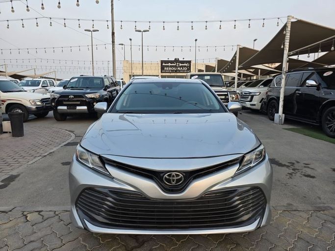 Подержанный Toyota Camry VIII (XV70), 2.5 л, 2019 в Шардже от Rebou Najd Used Cars Серебристый цвет. Американская | AUTO.AE