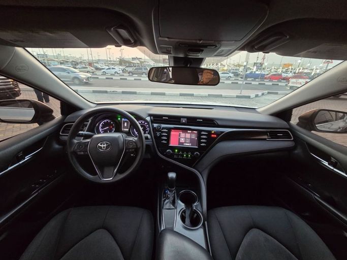 Подержанный Toyota Camry VIII (XV70), 2.5 л, 2019 в Шардже от Rebou Najd Used Cars Серебристый цвет. Американская | AUTO.AE