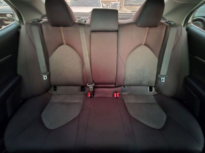 Подержанный Toyota Camry VIII (XV70), 2.5 л, 2019 в Шардже от Rebou Najd Used Cars Серебристый цвет. Американская | AUTO.AE