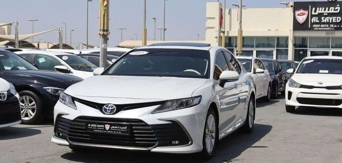 Подержанный Toyota Camry VIII (XV70) Рестайлинг, 2.5 л, 2023 в Шардже от Al Sayed Khamis Used Cars Белый цвет. GCC | AUTO.AE