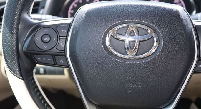 Подержанный Toyota Camry VIII (XV70) Рестайлинг, 2.5 л, 2023 в Шардже от Al Sayed Khamis Used Cars Белый цвет. GCC | AUTO.AE