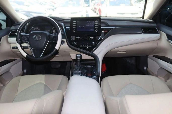 Подержанный Toyota Camry VIII (XV70) Рестайлинг, 2.5 л, 2023 в Шардже от Al Sayed Khamis Used Cars Белый цвет. GCC | AUTO.AE