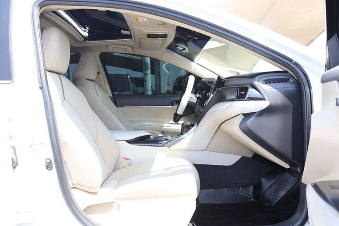 Подержанный Toyota Camry VIII (XV70) Рестайлинг, 2.5 л, 2023 в Шардже от Al Sayed Khamis Used Cars Белый цвет. GCC | AUTO.AE
