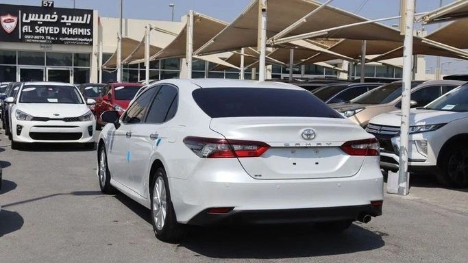 Подержанный Toyota Camry VIII (XV70) Рестайлинг, 2.5 л, 2023 в Шардже от Al Sayed Khamis Used Cars Белый цвет. GCC | AUTO.AE