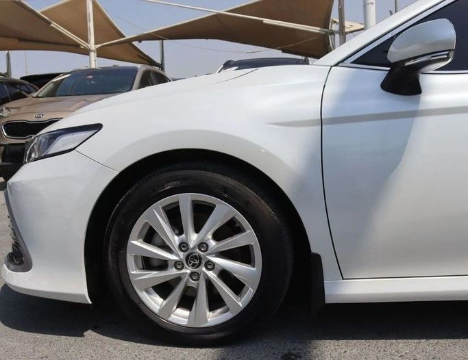 Подержанный Toyota Camry VIII (XV70) Рестайлинг, 2.5 л, 2023 в Шардже от Al Sayed Khamis Used Cars Белый цвет. GCC | AUTO.AE