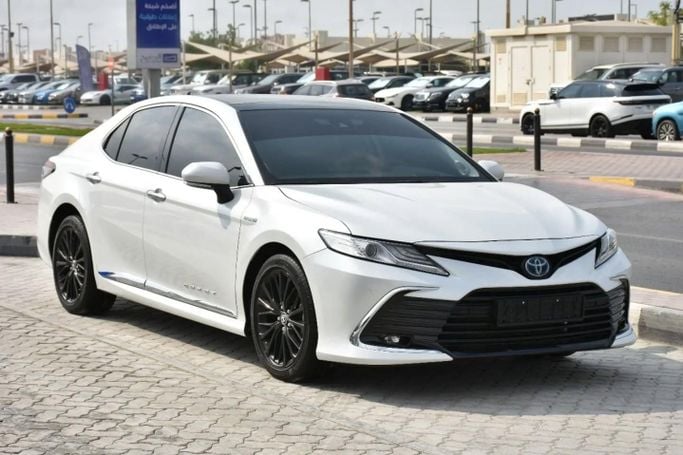 Used Toyota Camry VIII (XV70) Facelift, 2.5 l, 2023 in Sharjah by Alfaris Used Cars, White color. GCC Specs | AUTO.AE