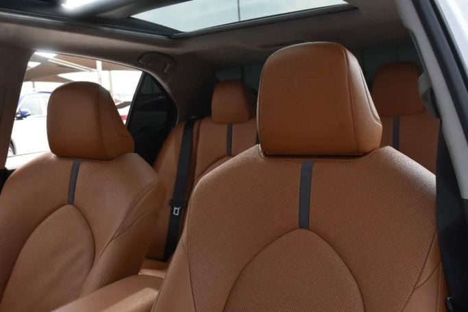 Used Toyota Camry VIII (XV70) Facelift, 2.5 l, 2023 in Sharjah by Alfaris Used Cars, White color. GCC Specs | AUTO.AE