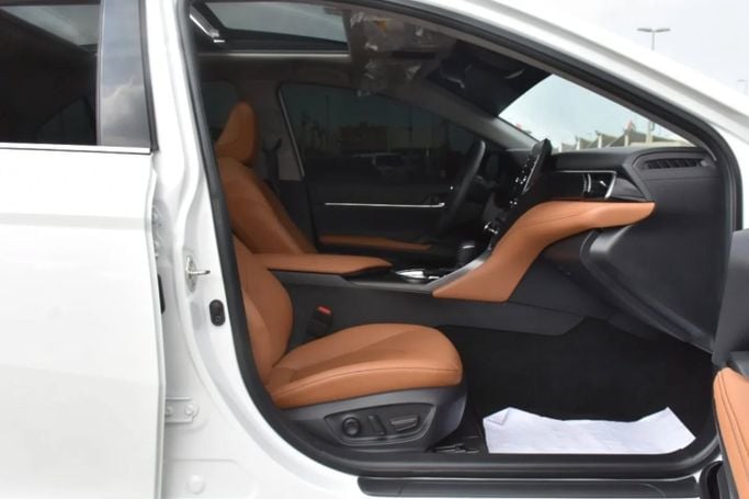 Used Toyota Camry VIII (XV70) Facelift, 2.5 l, 2023 in Sharjah by Alfaris Used Cars, White color. GCC Specs | AUTO.AE